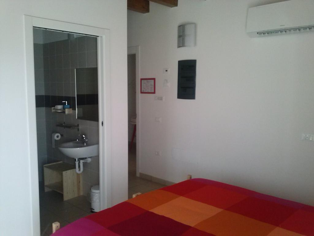Ostello Casa Rossa Laveno-Mombello Habitación foto